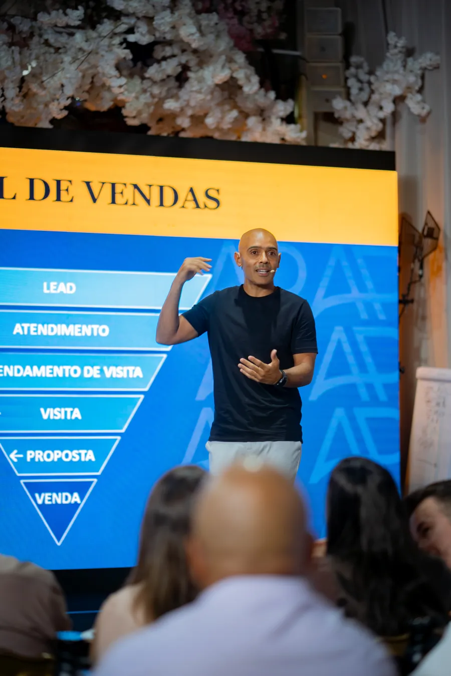 Arthur Paraguay em treinamento de vendas com a equipe